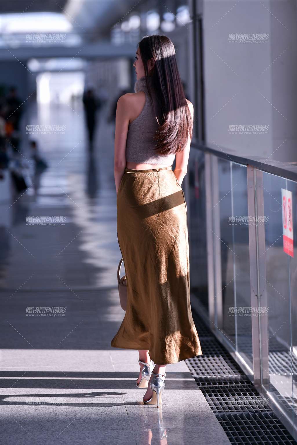 图片[2]-银色高跟长裙美女-流行馆