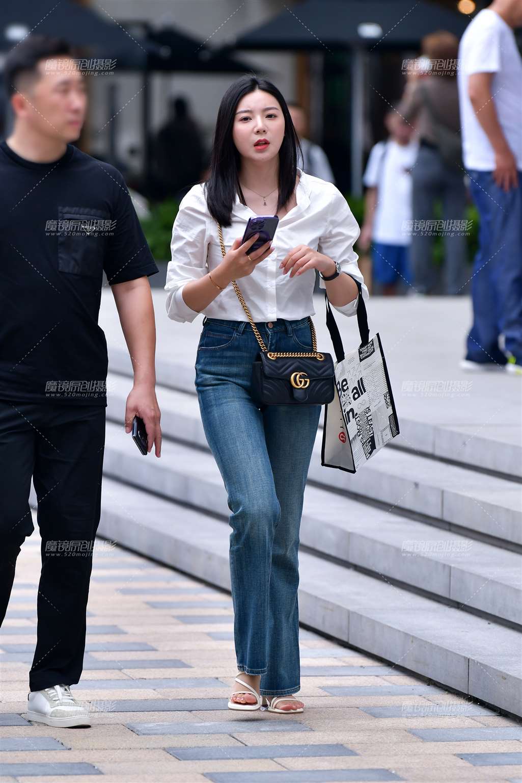 白衫牛仔裤美女-流行馆
