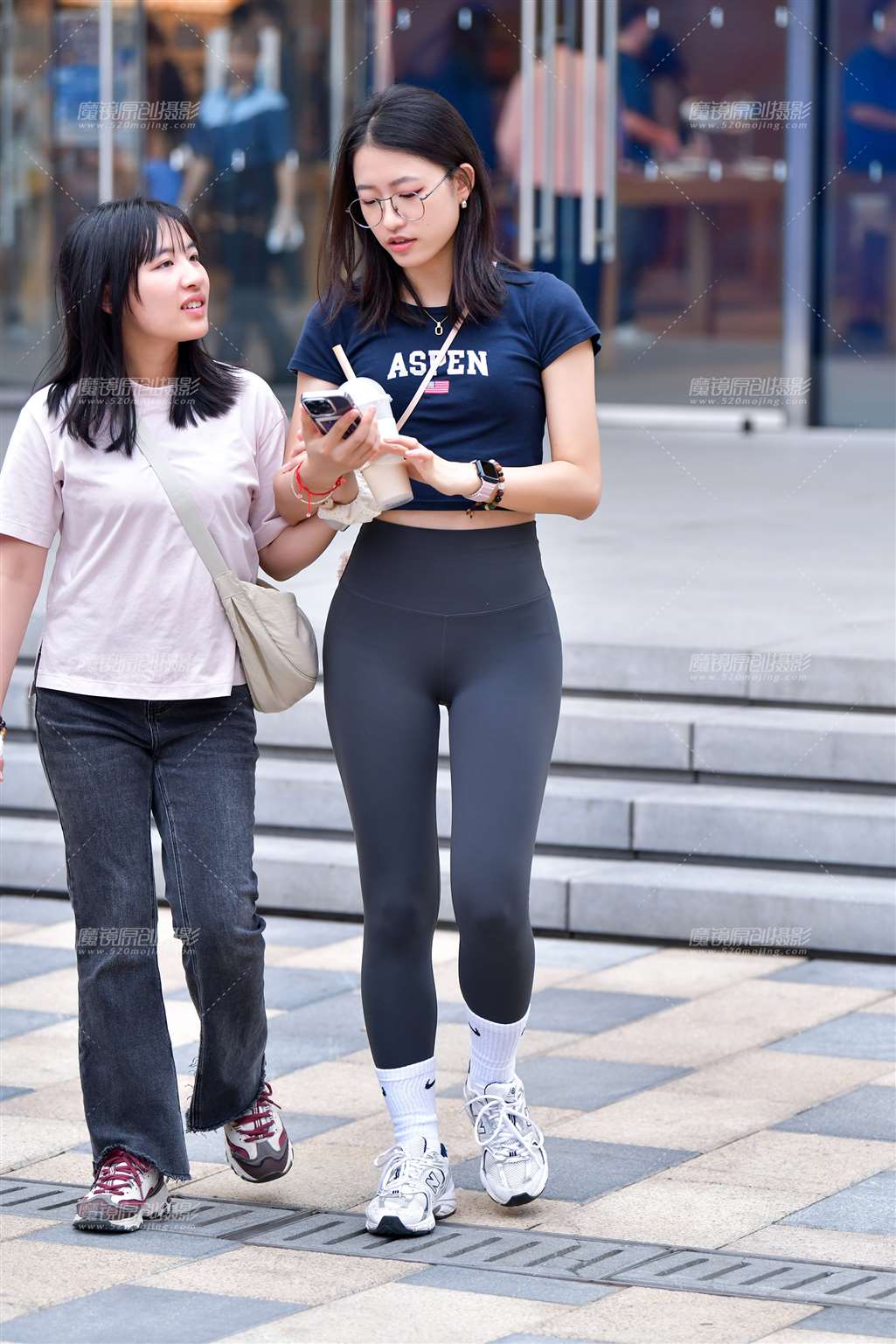 清秀瑜伽紧身裤美女-流行馆