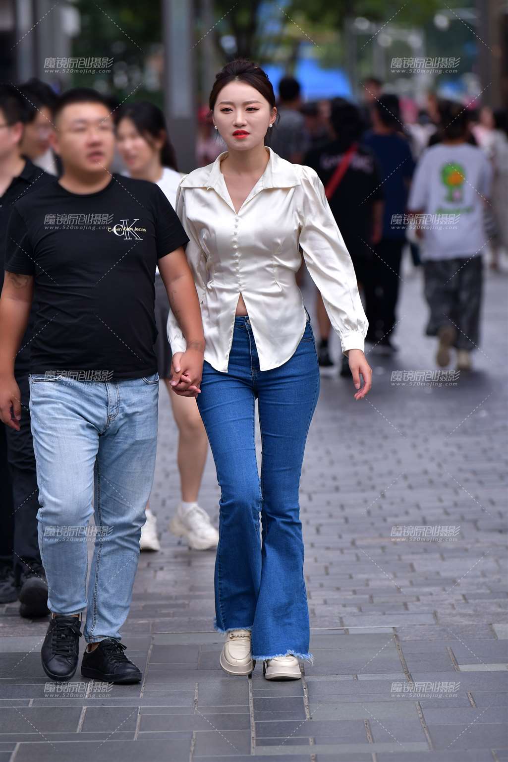 白皙高挑牛仔裤美女-流行馆