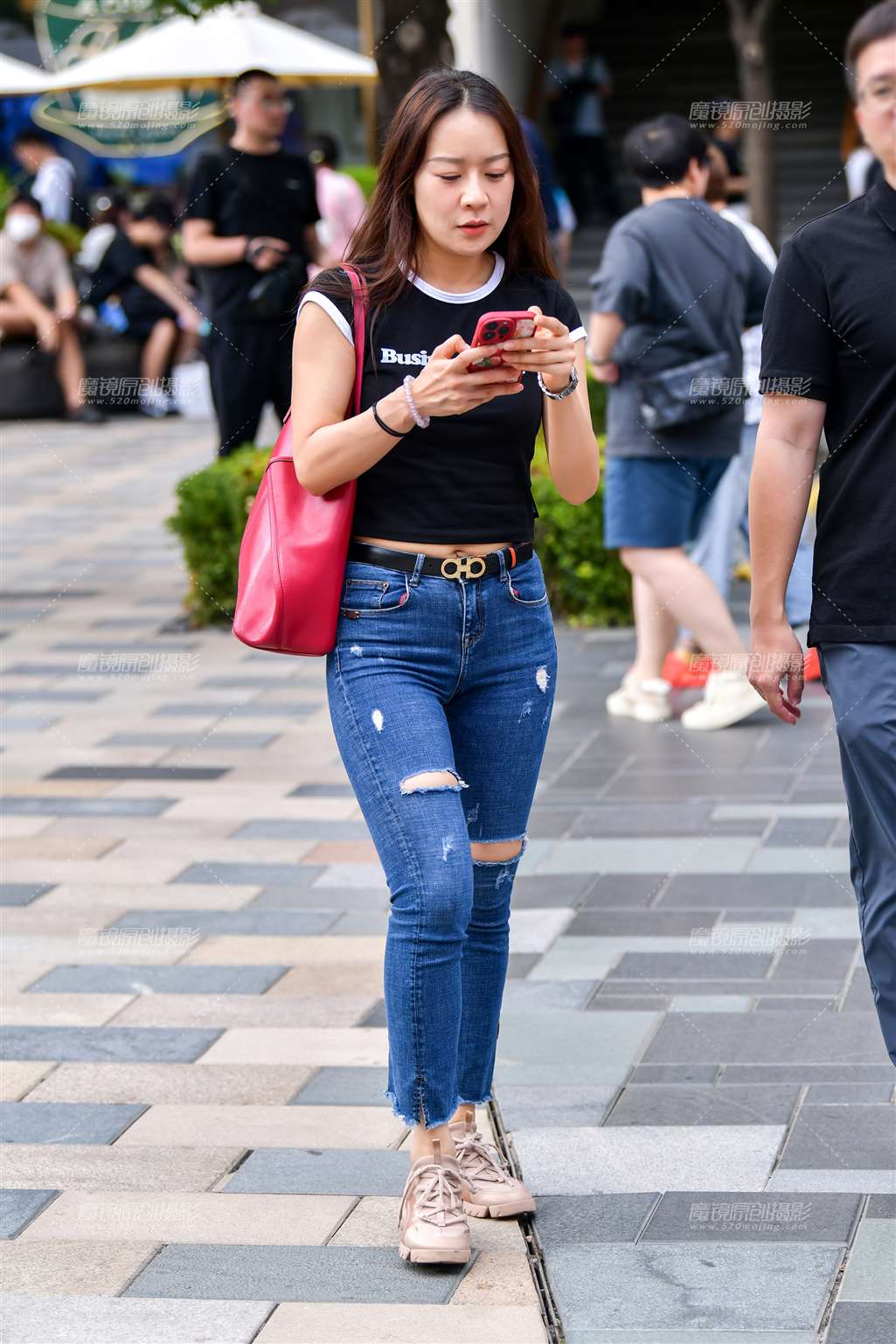 图片[3]-破洞紧身牛仔裤美女-流行馆