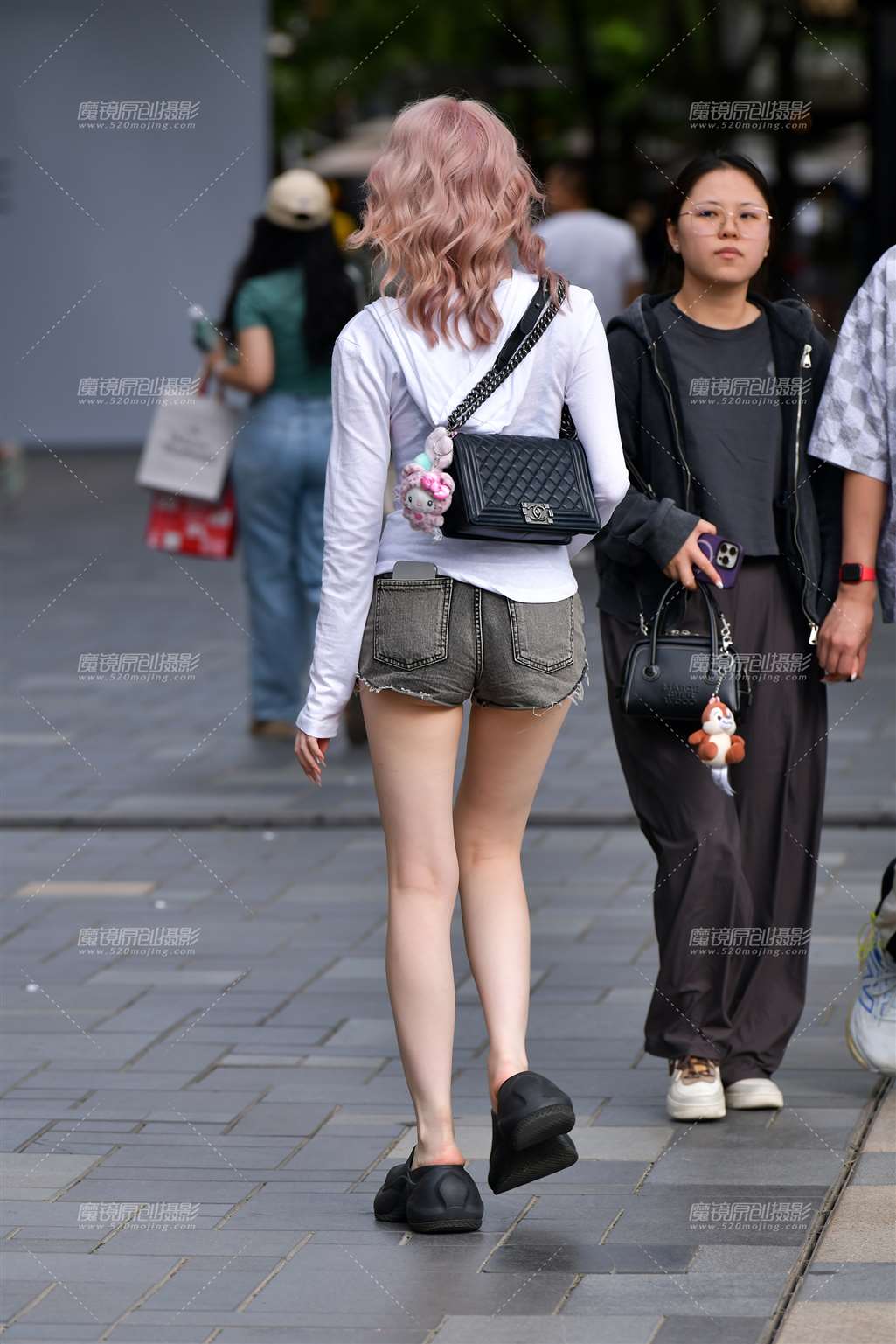 图片[2]-白皙牛仔热裤小美女-流行馆