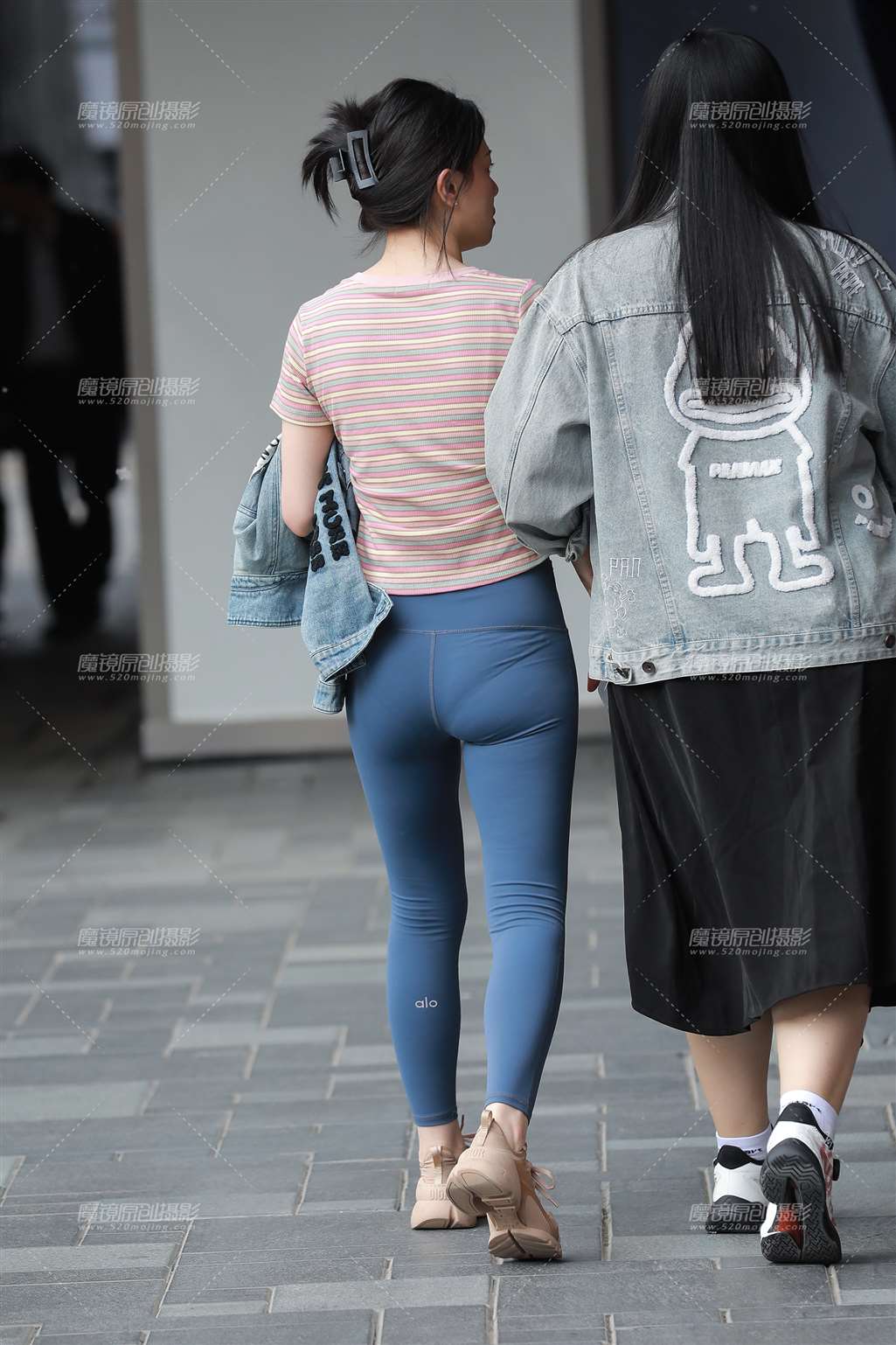 图片[2]-蓝色瑜伽裤美女-流行馆