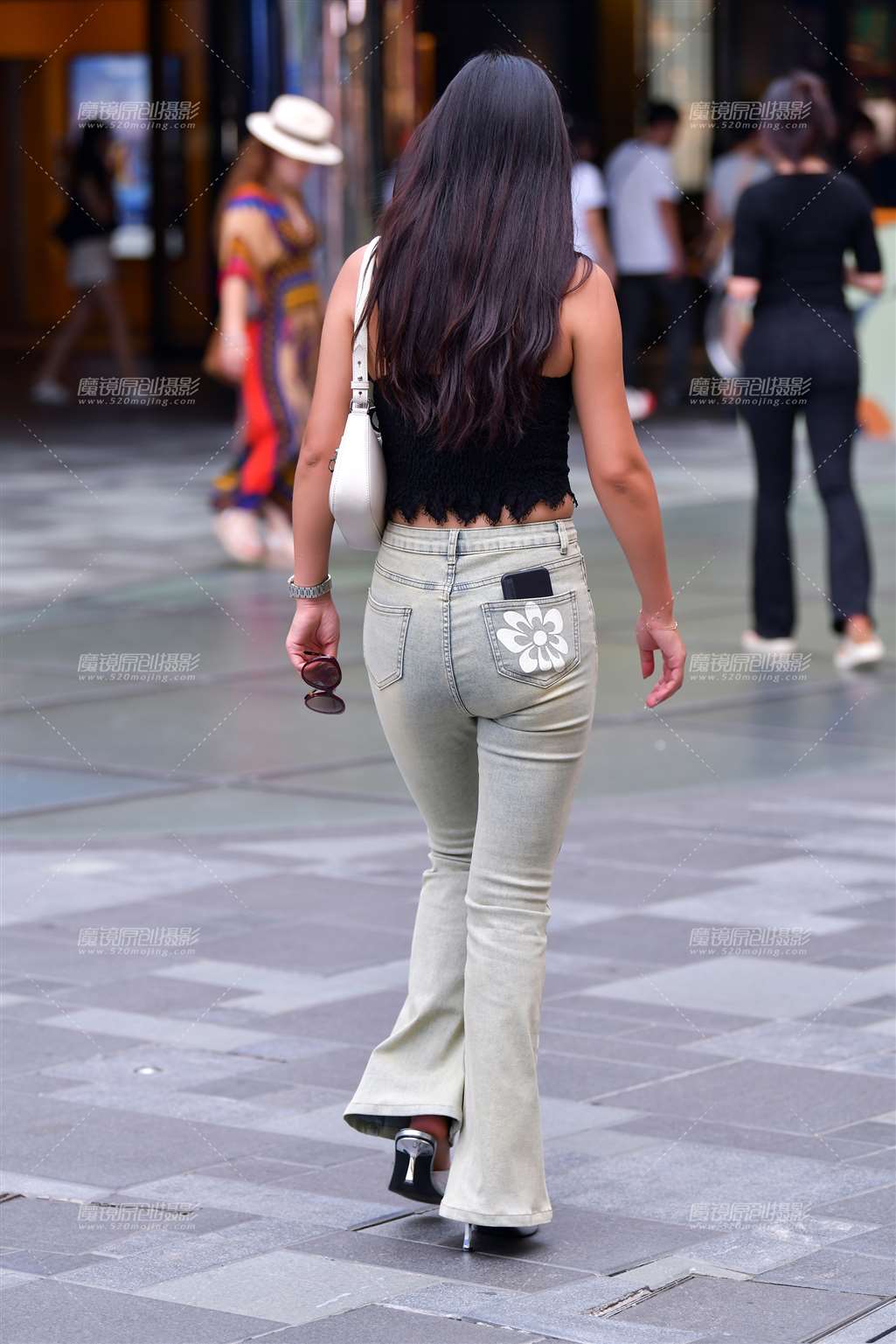 图片[2]-浅色微喇牛仔裤美女-流行馆