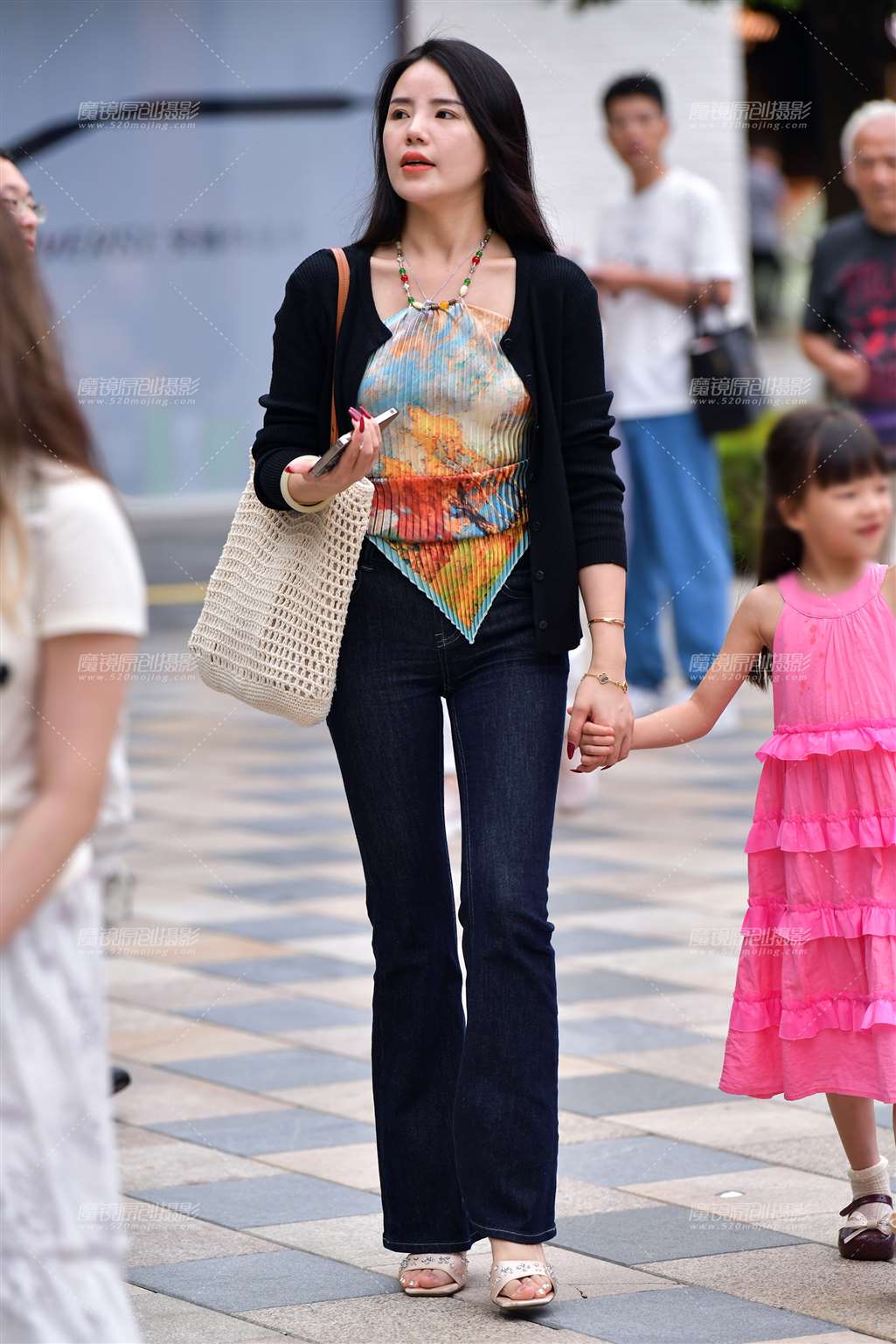红美甲辣妈牛仔裤美女-流行馆