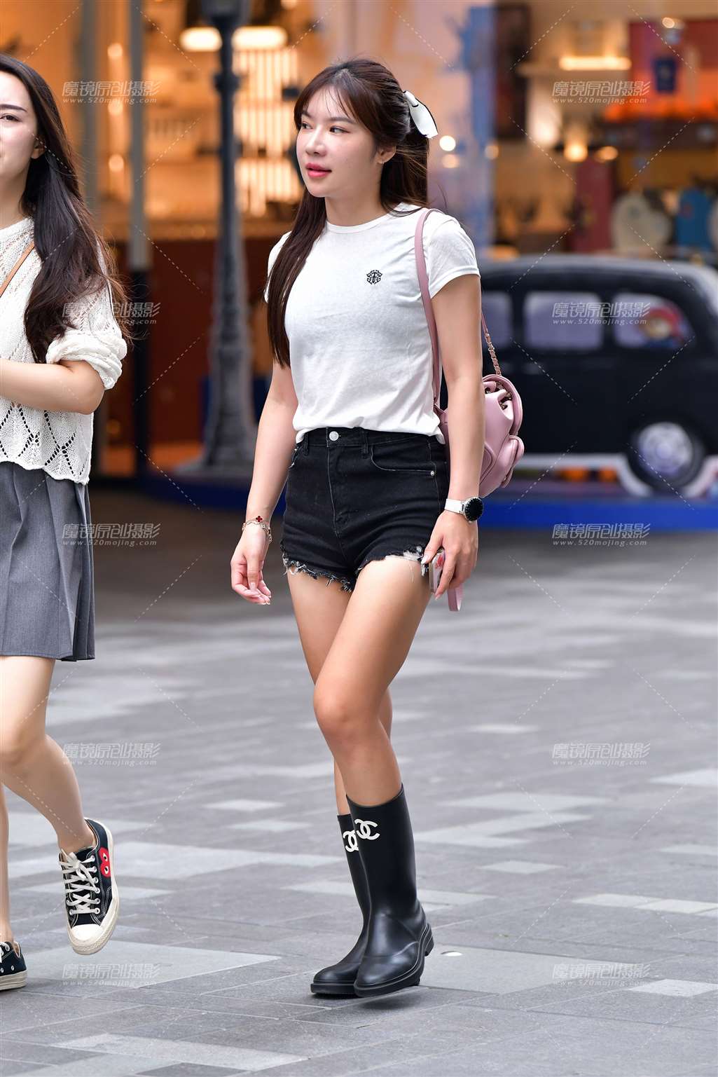 蝴蝶结黑色热裤美女-流行馆