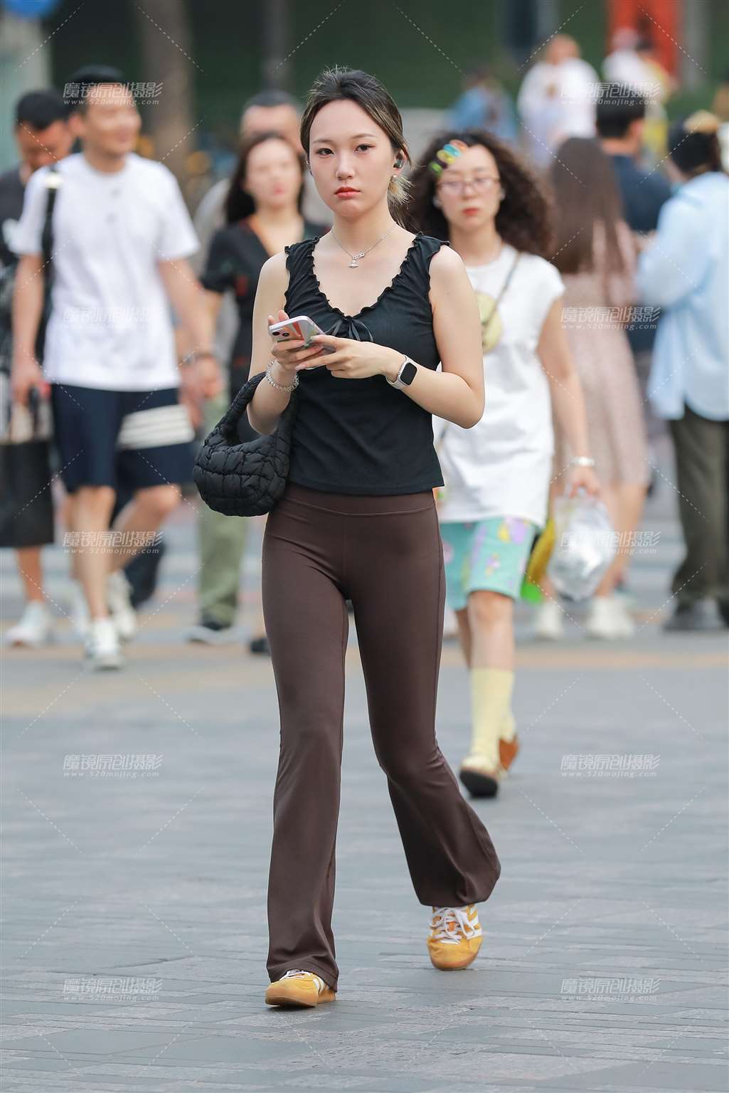 图片[5]-深咖色瑜伽裤小姐姐-流行馆