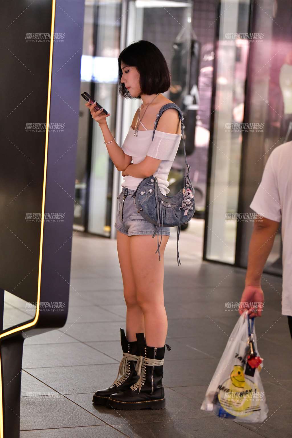 图片[4]-白皙高挑热裤美女-流行馆