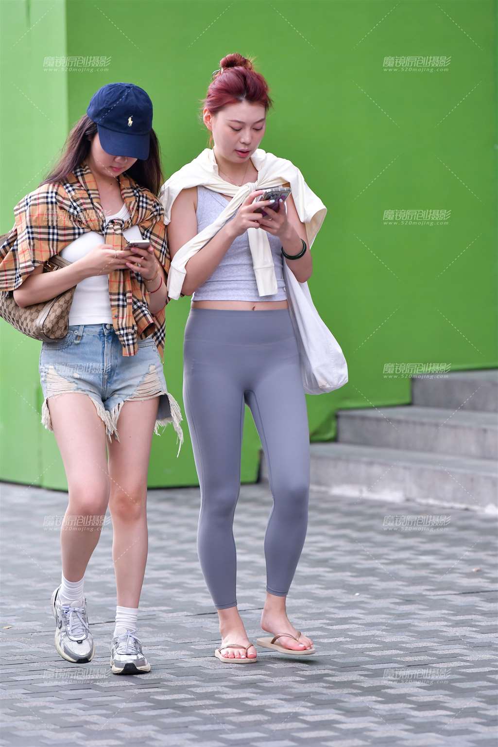 图片[1]-浅色瑜伽裤美女-流行馆