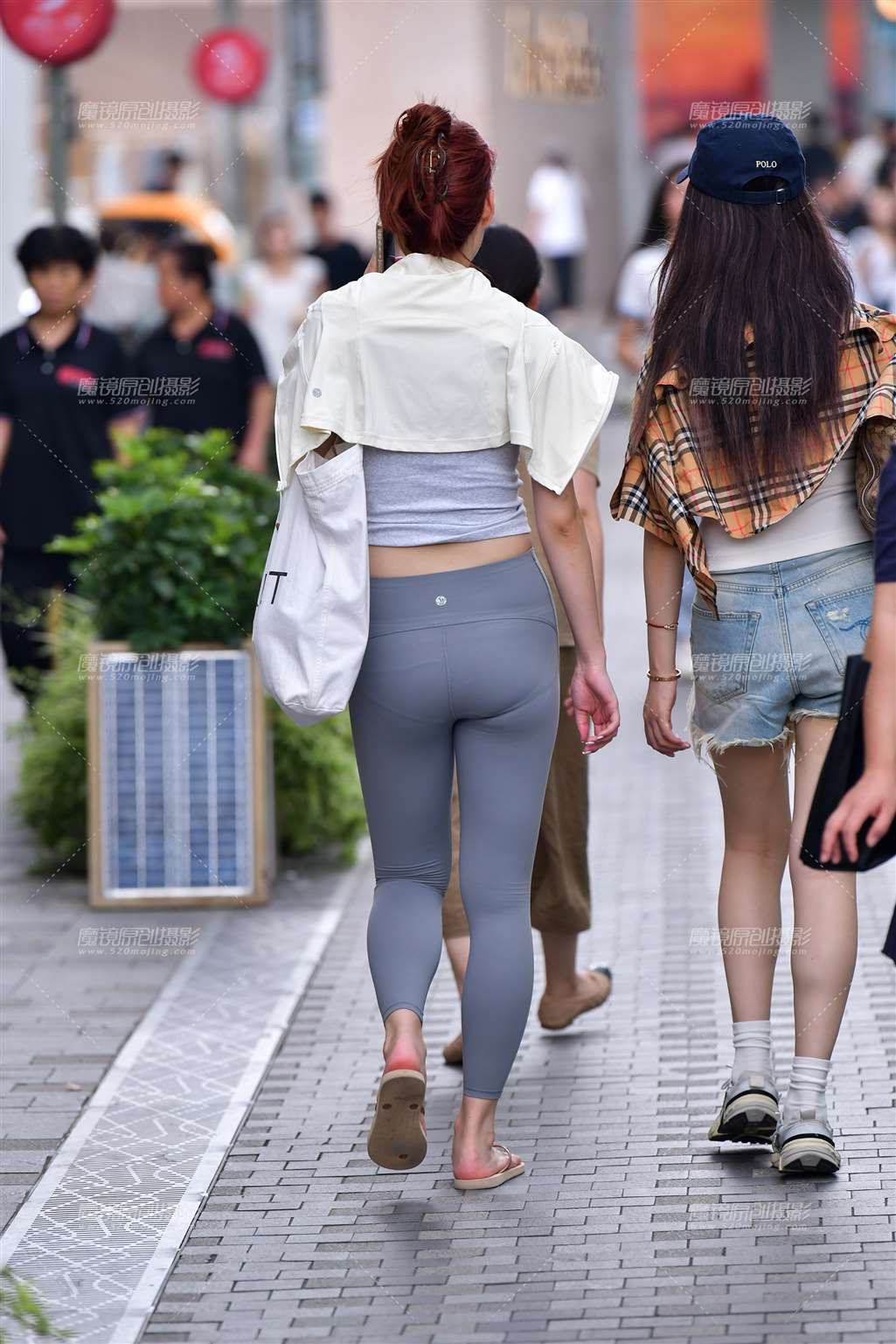 图片[2]-浅色瑜伽裤美女-流行馆