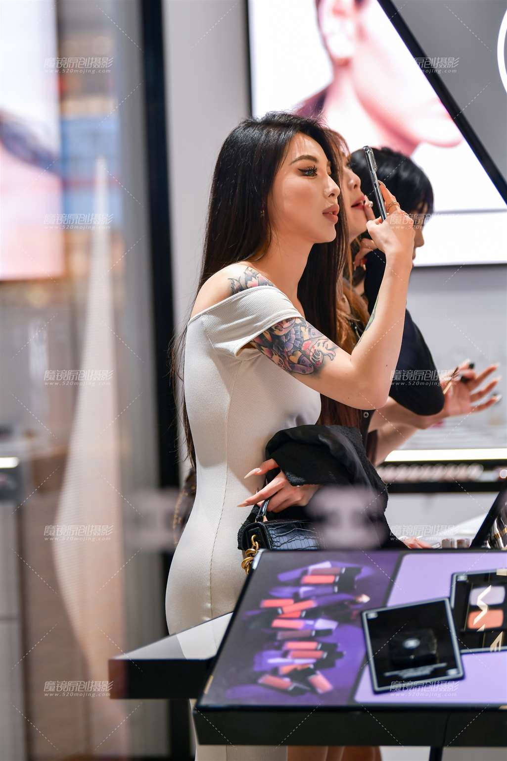 补妆长裙美女-流行馆