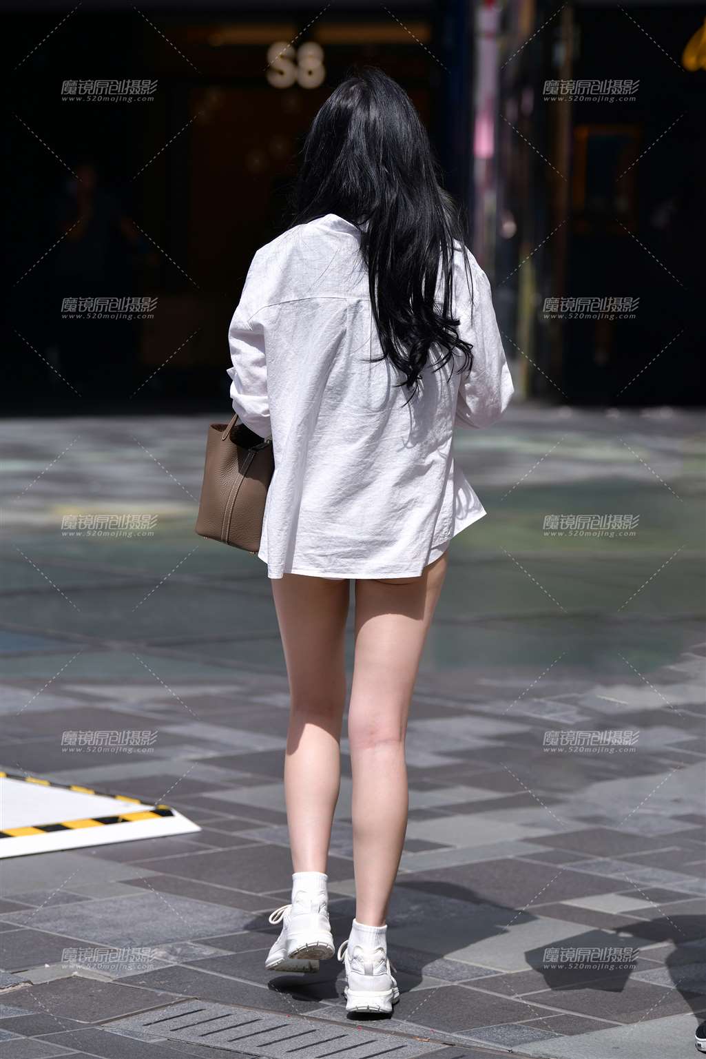 图片[2]-白皙长腿热裤美女-流行馆