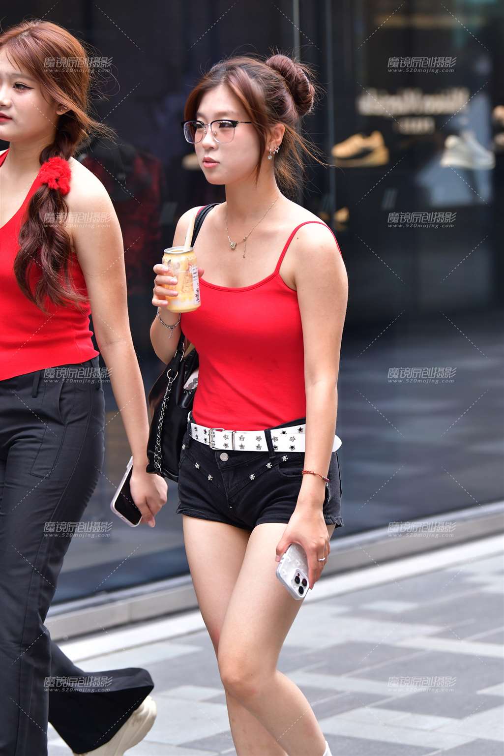 红吊带热裤美女-流行馆