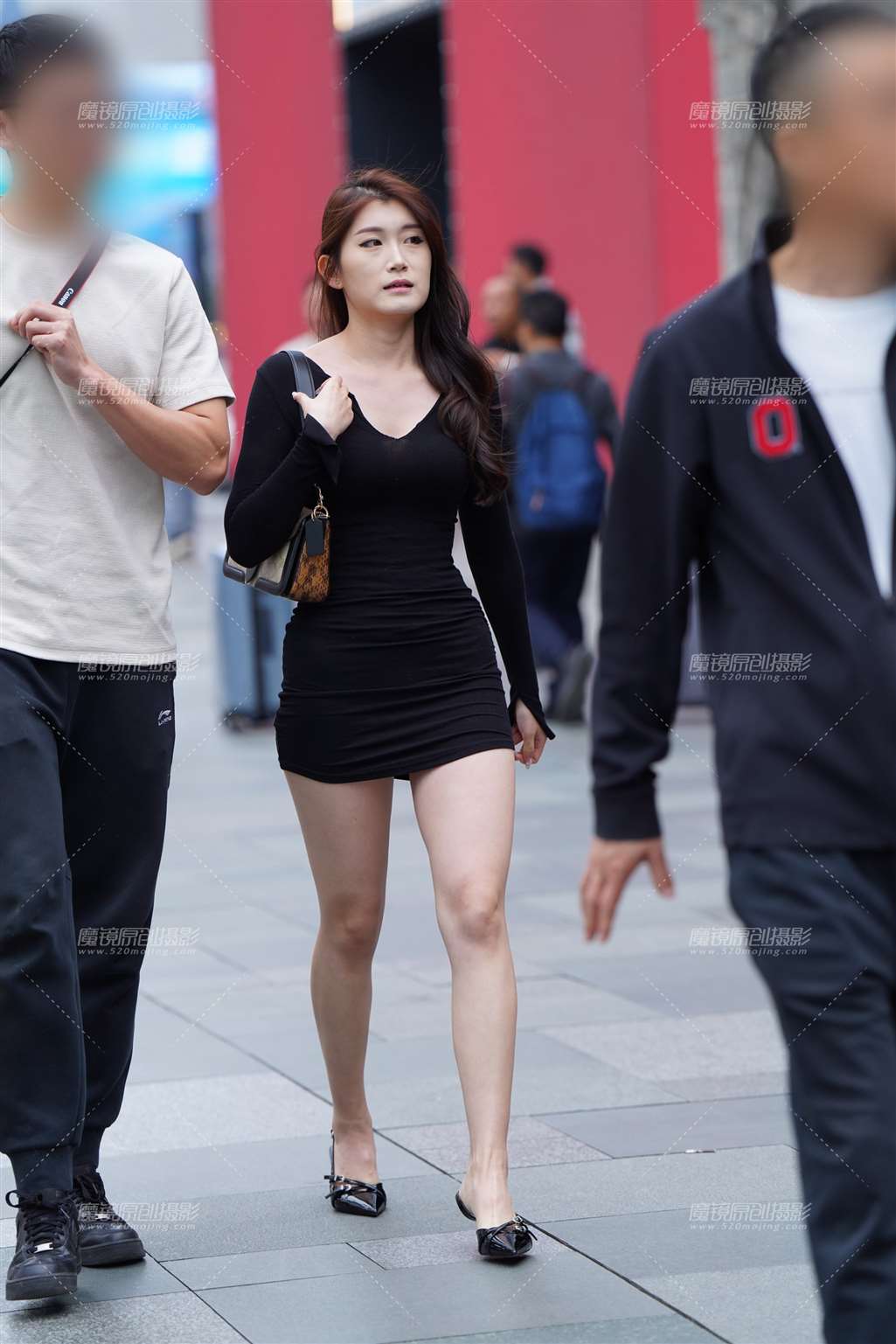 黑裙美腿-流行馆