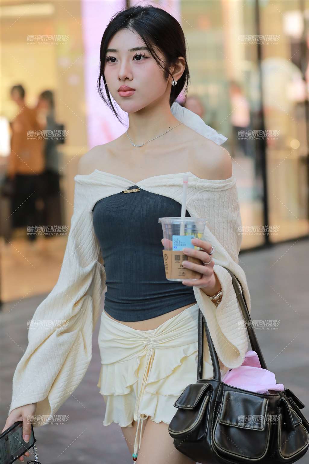 米黄色百褶裙美女-流行馆