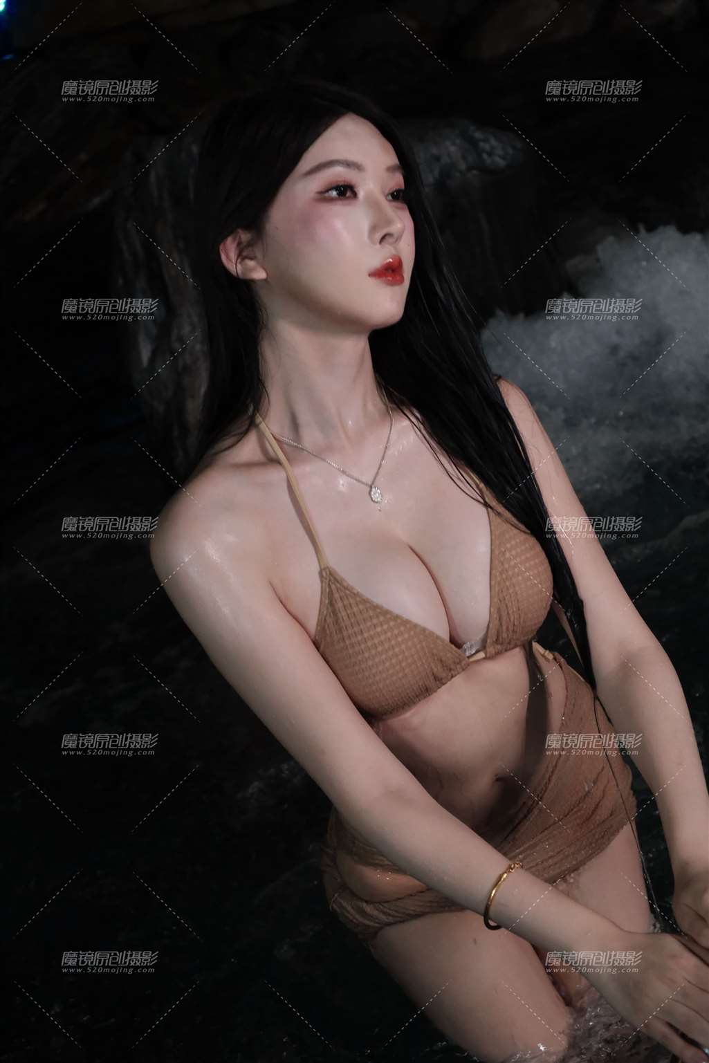 图片[3]-20250427温泉里裸色比基尼美女高-流行馆