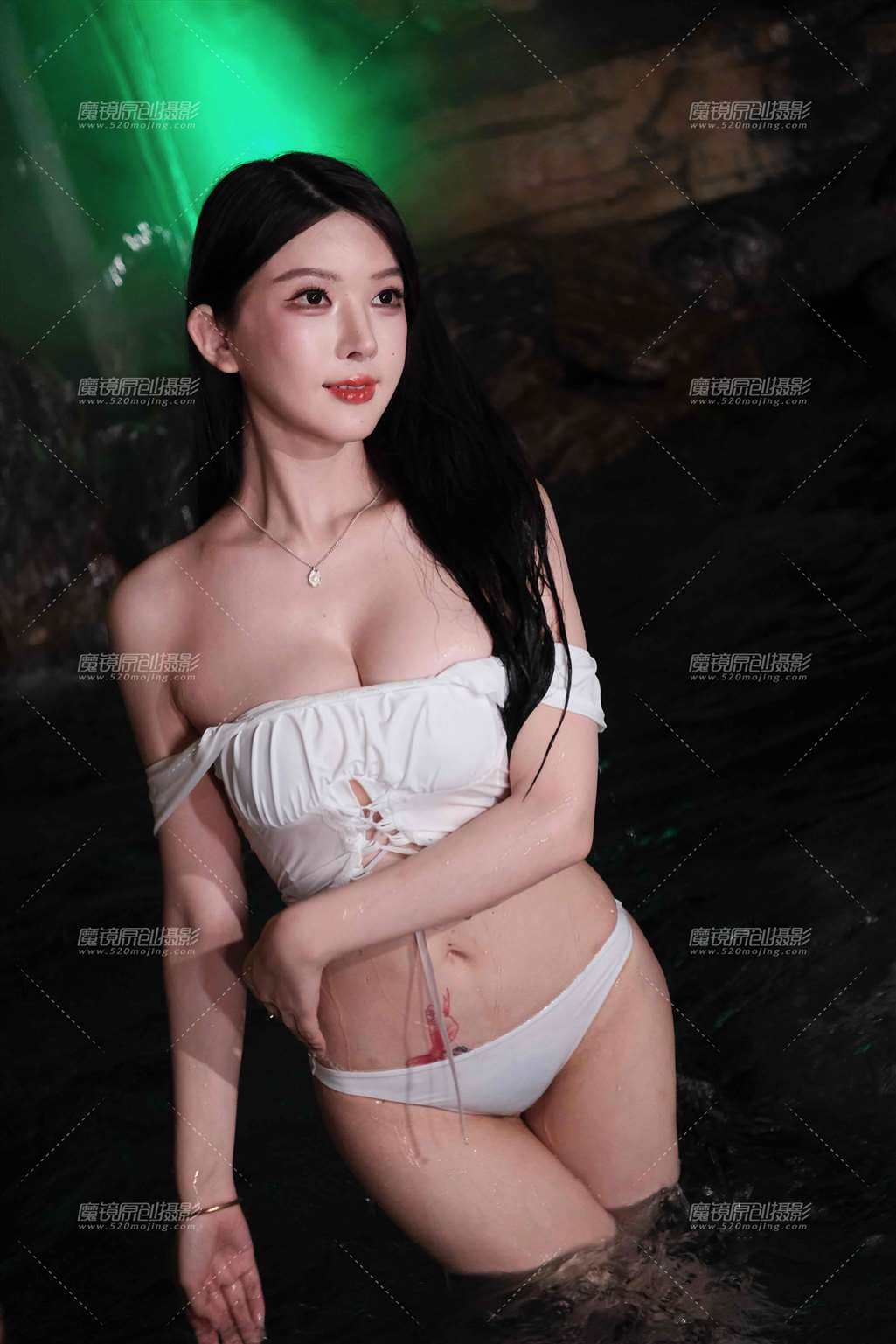 20250427温泉里的白色比基尼美女高-流行馆