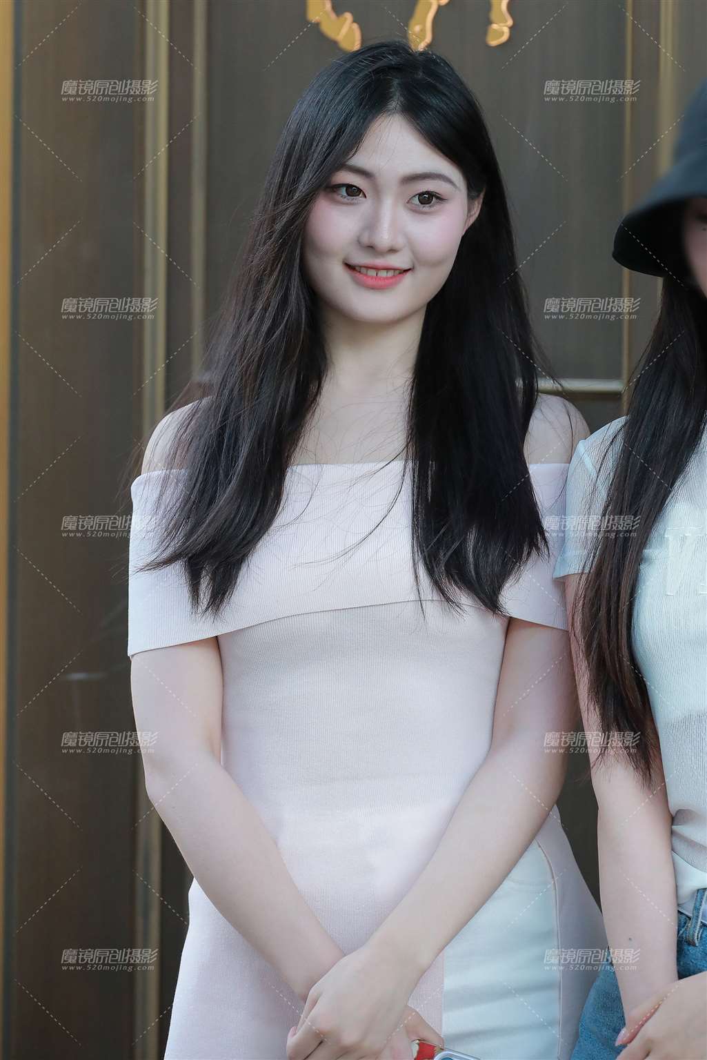 白色热裤美女-流行馆