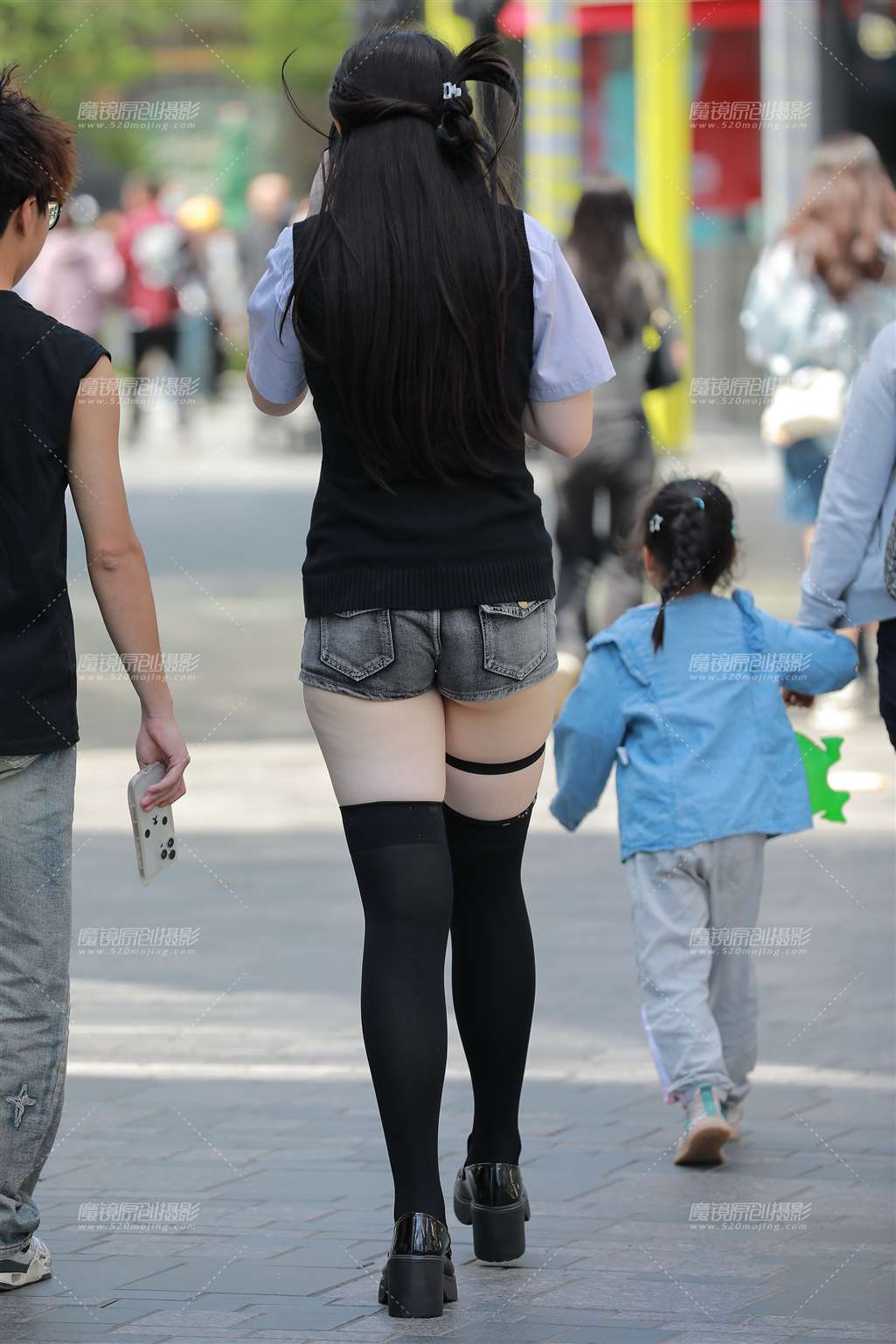 图片[2]-紧身牛仔热裤美女-流行馆