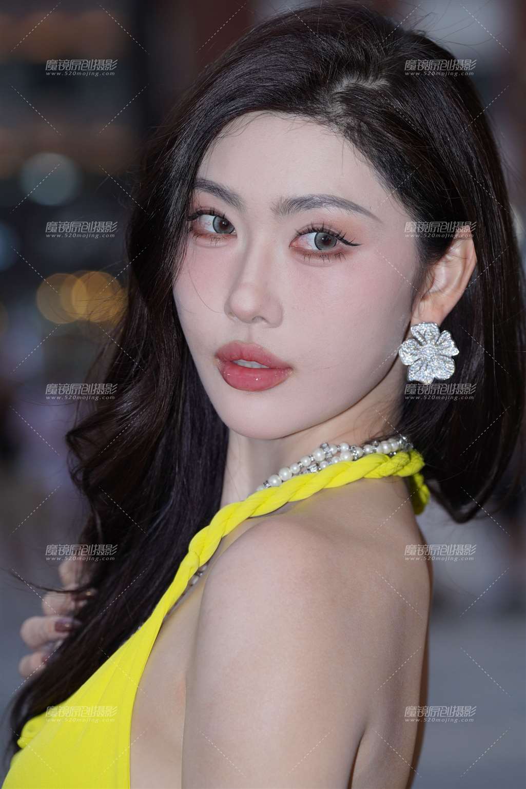 图片[2]-心机露背杀 人群中的雷达显眼包-流行馆