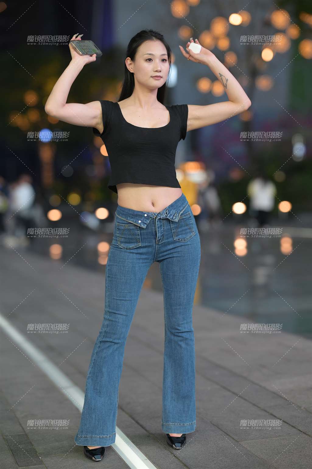 牛仔翘臀美女-流行馆