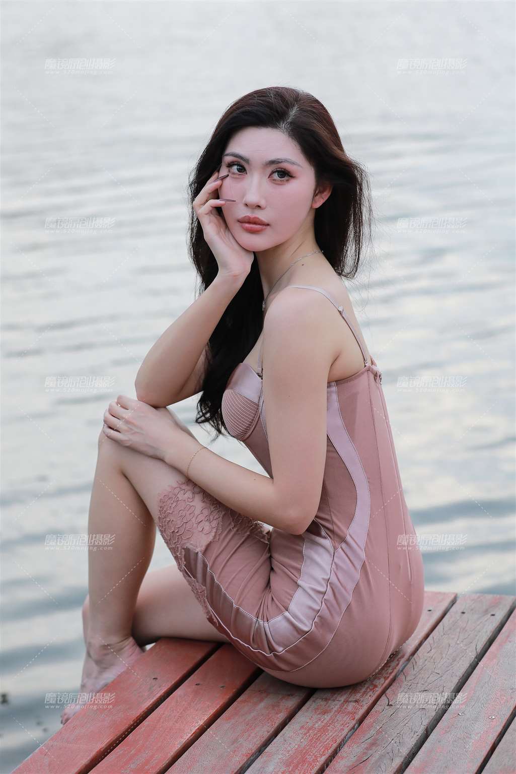 湖边美女-流行馆