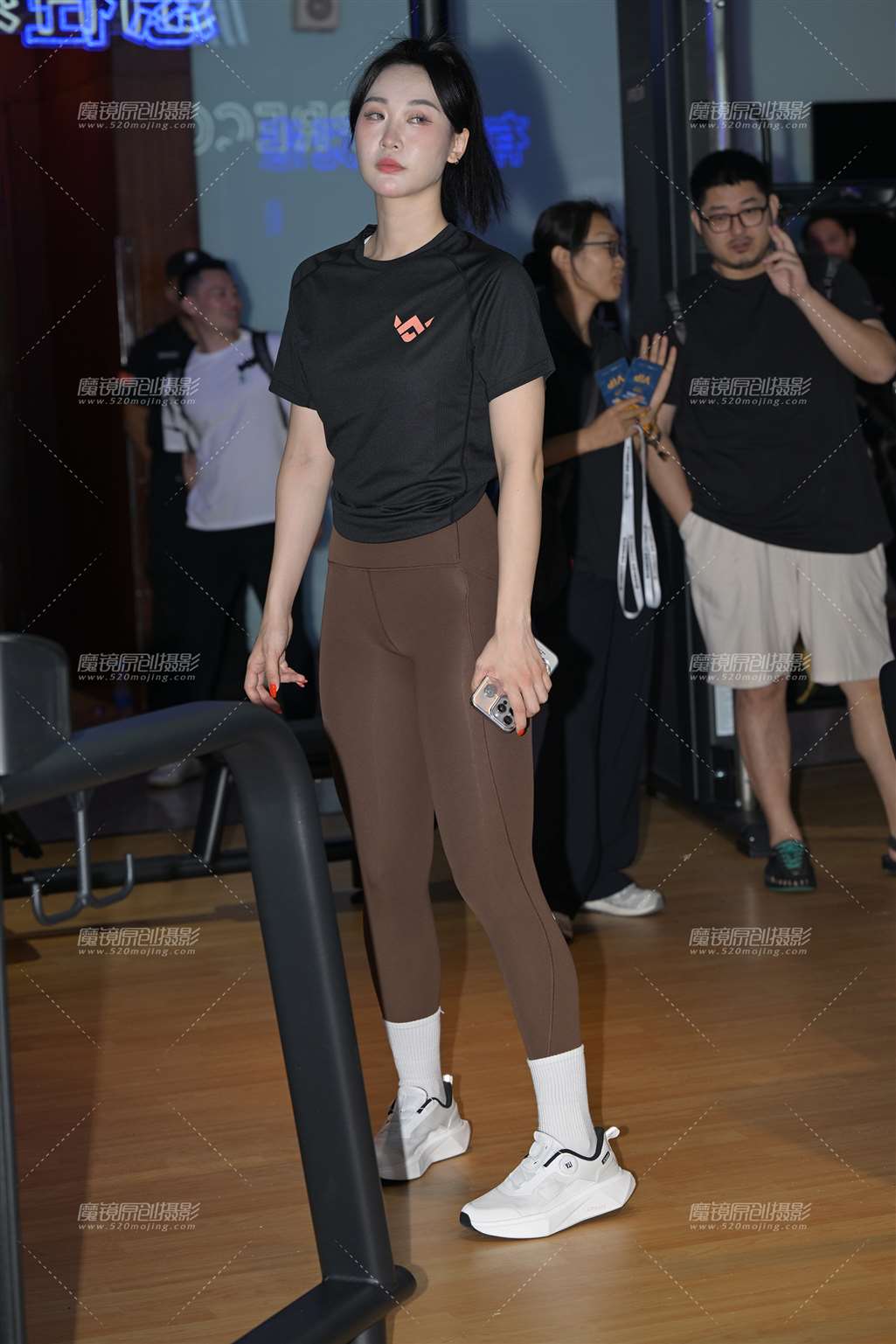 紧身美女教练-流行馆