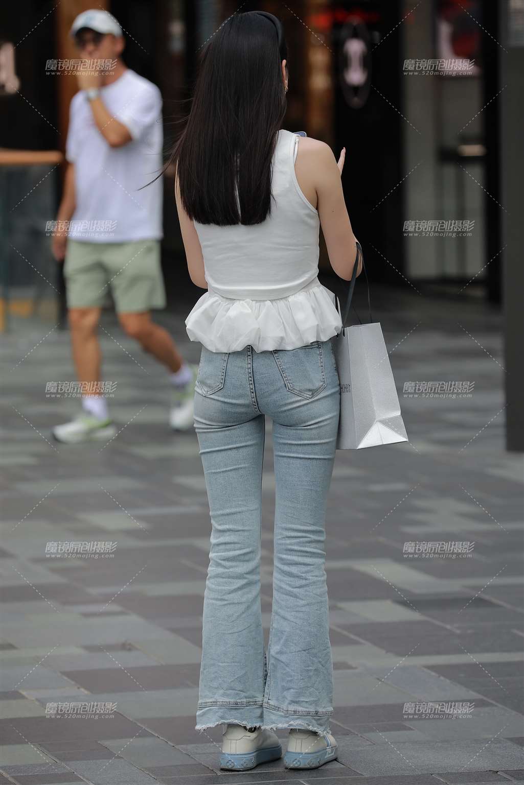 图片[2]-浅蓝牛仔裤美女-流行馆