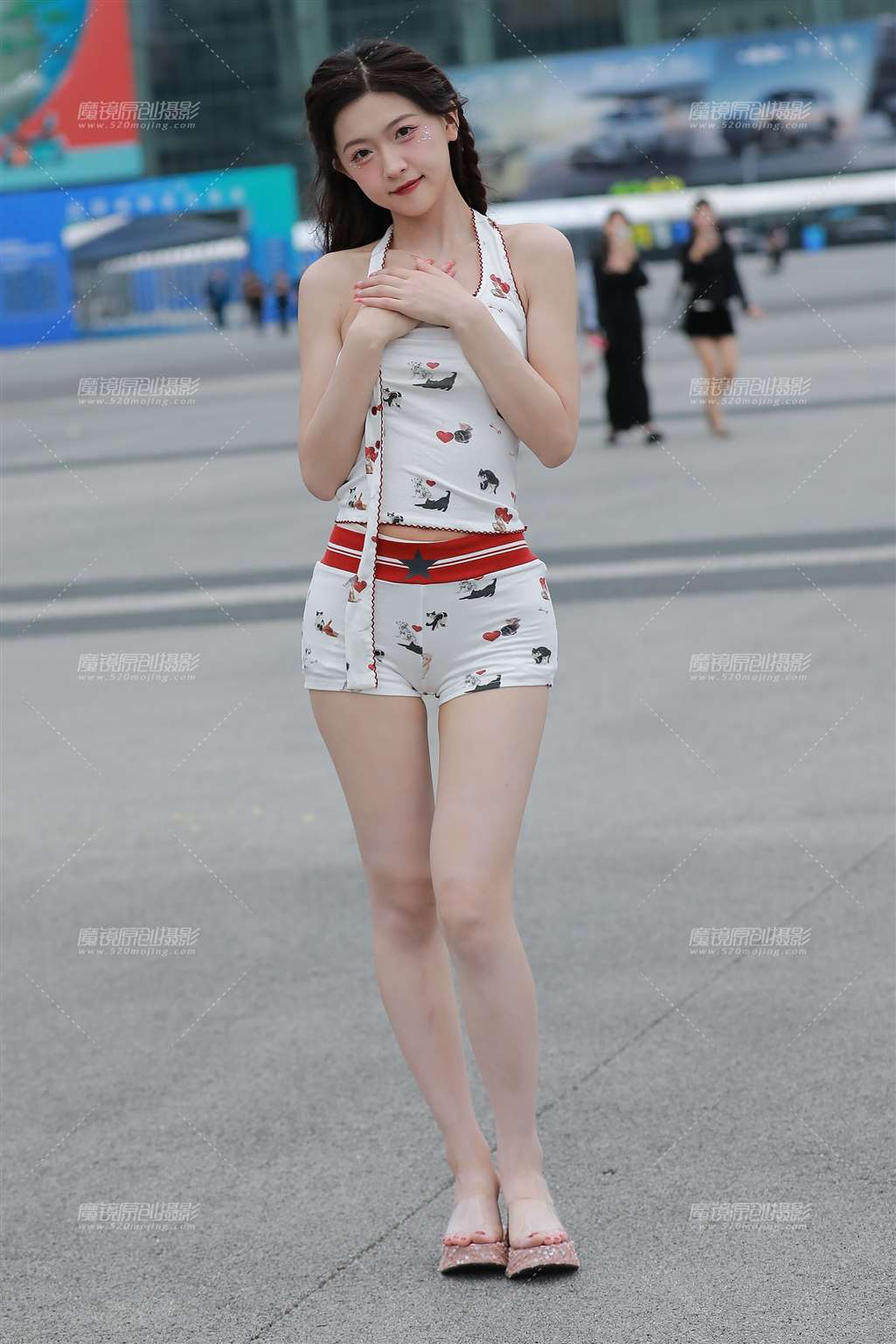 白色热裤美女-流行馆