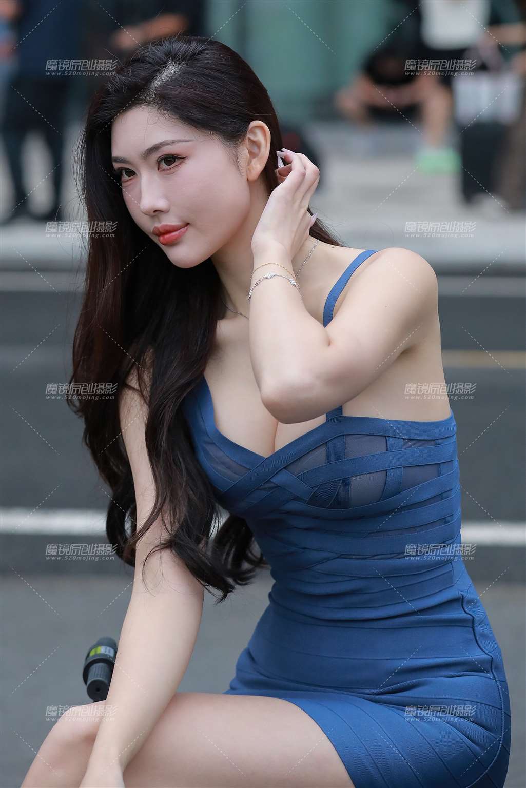蓝色包臀裙美女-流行馆