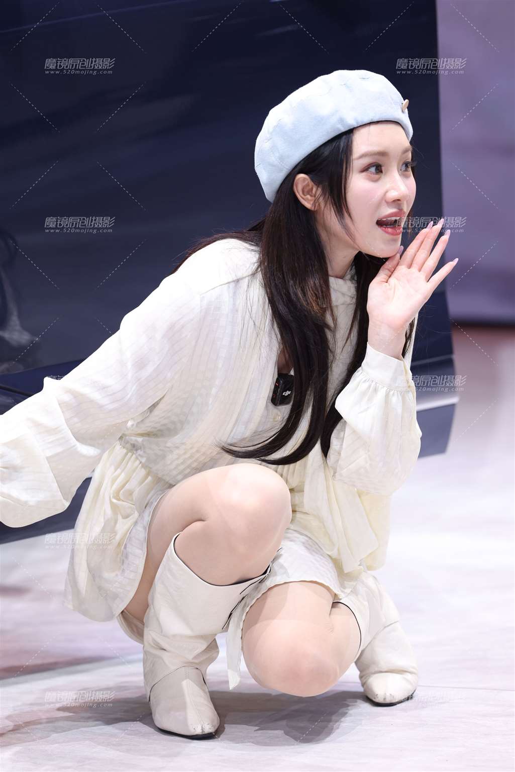 20250429车展上讲车的可爱kol穿了肉丝-流行馆