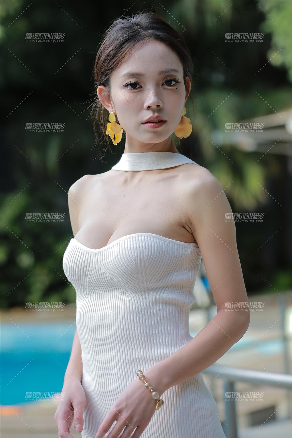 白色包臀裙美女-流行馆