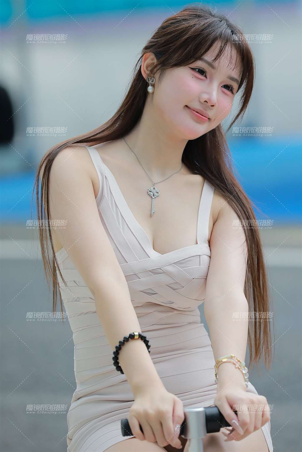 米色包臀裙美女-流行馆