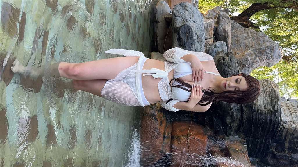 白色泳装美女-流行馆