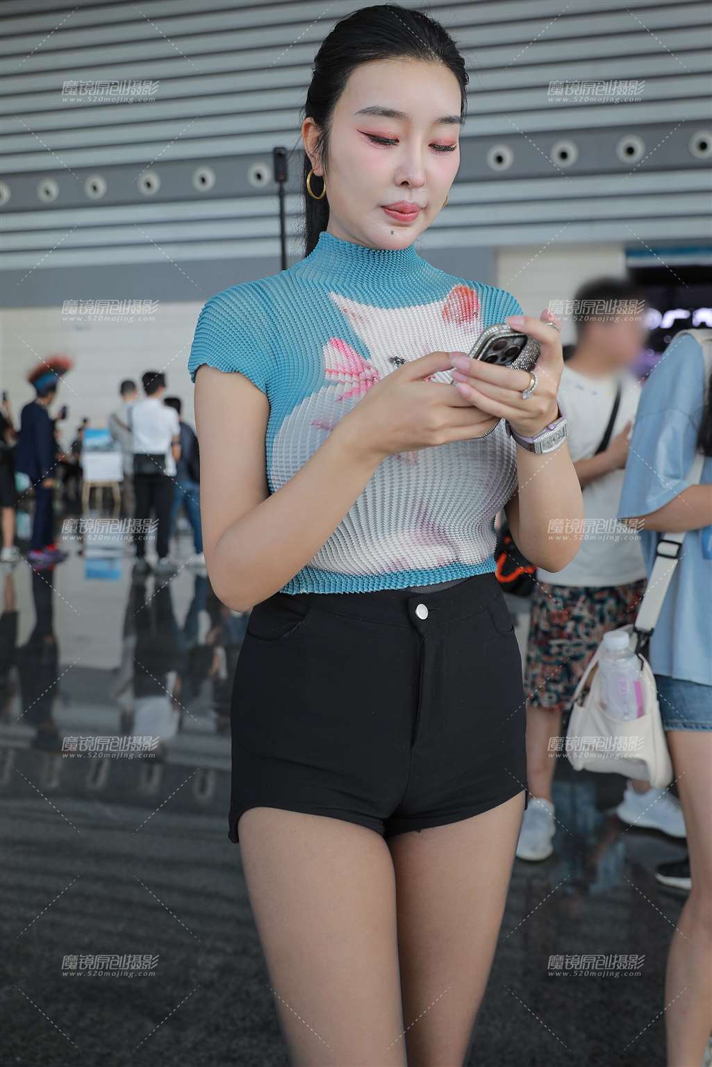 热裤黑丝高跟美女-流行馆