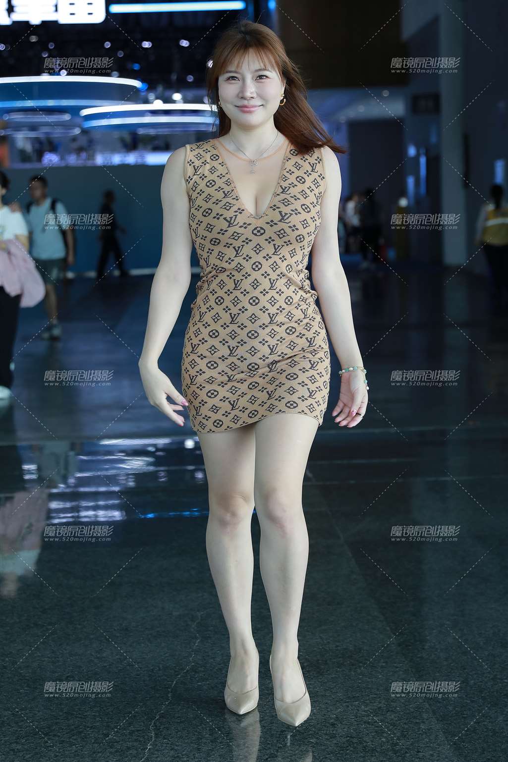 图片[3]-LV包臀裙美女-流行馆