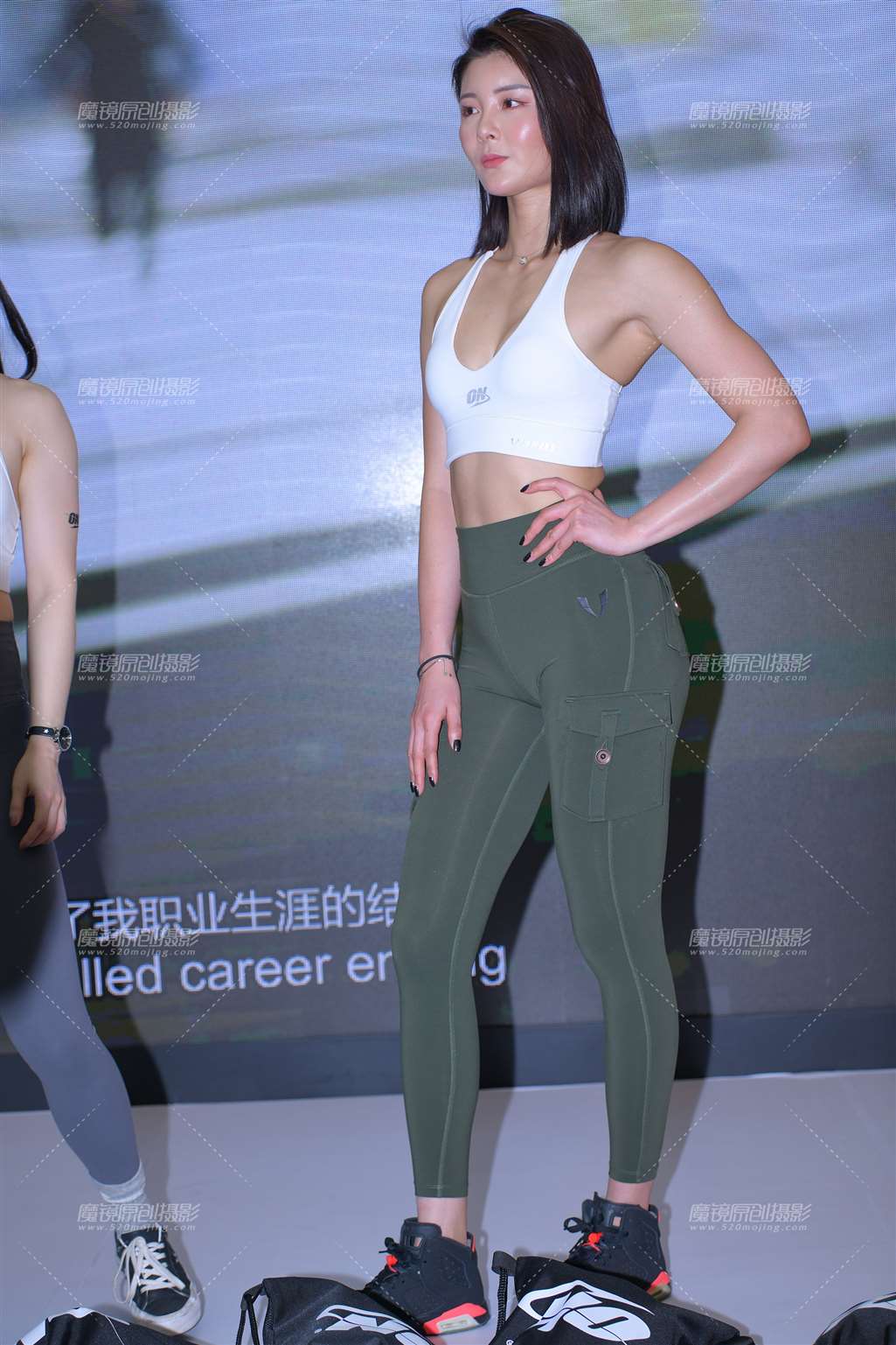 绿色紧身裤美女 25P-流行馆