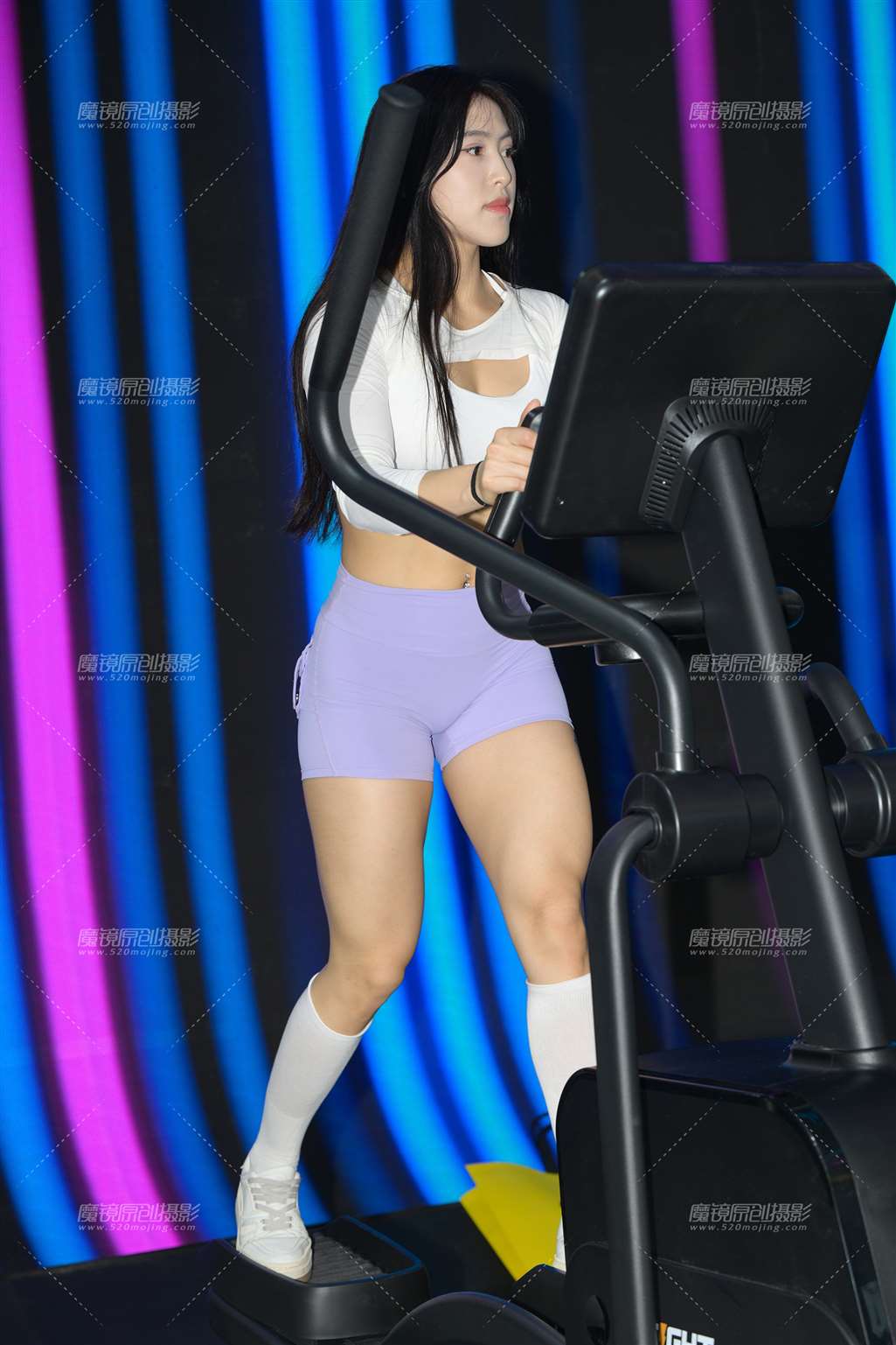 丰满紧身短裤美女 25P-街拍流行馆