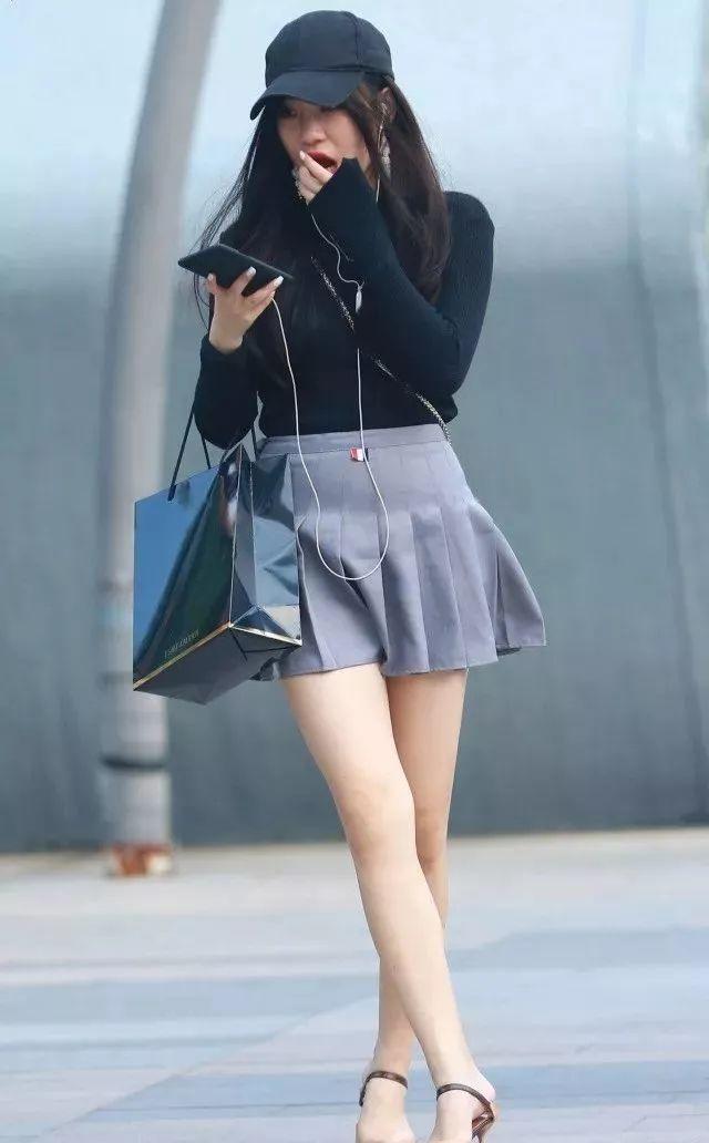 街拍超短百褶裙白皙玉腿苗条高挑时尚妹纸-街拍流行馆