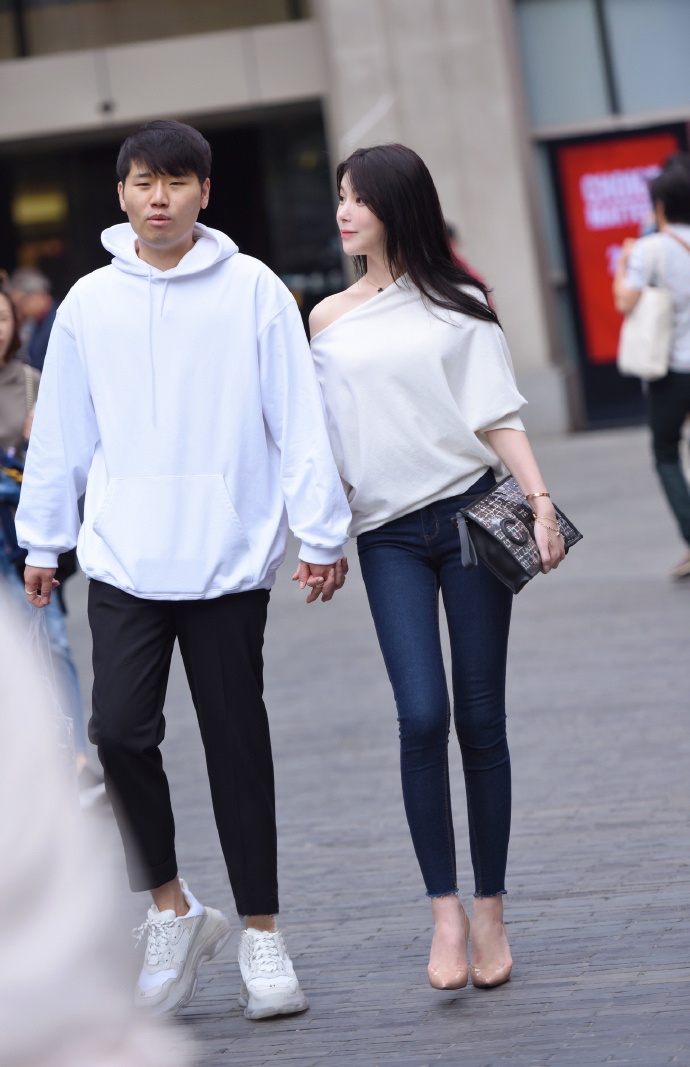 街拍牛仔裤高挑苗条女孩，男朋友很有xin福-街拍流行馆