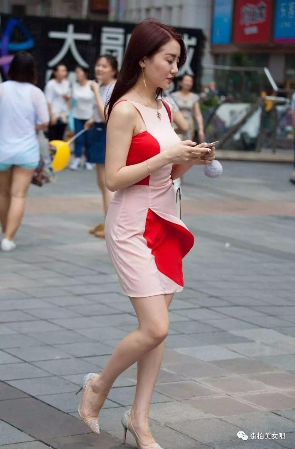 街拍：粉红撞色连衣裙搭配，出游度假比别人美-街拍流行馆