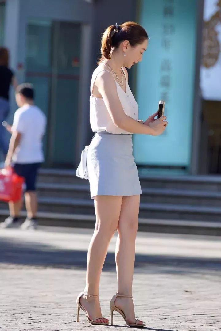 街拍白皙丰腴气质脱俗靓丽美妇-街拍流行馆