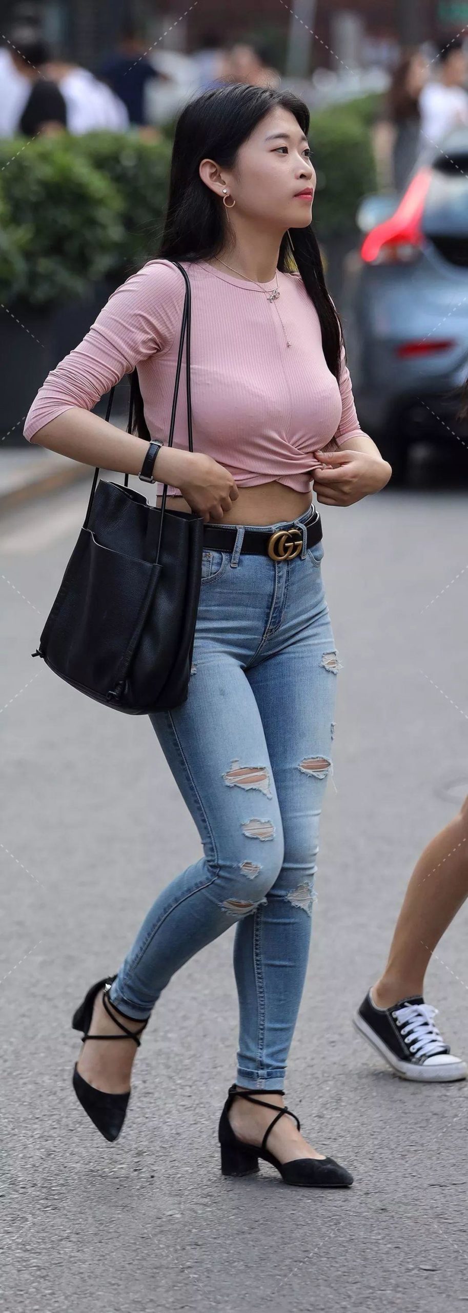 街拍档：紧身牛仔裤丰腴大学女生，带来更丰满的视觉-街拍流行馆
