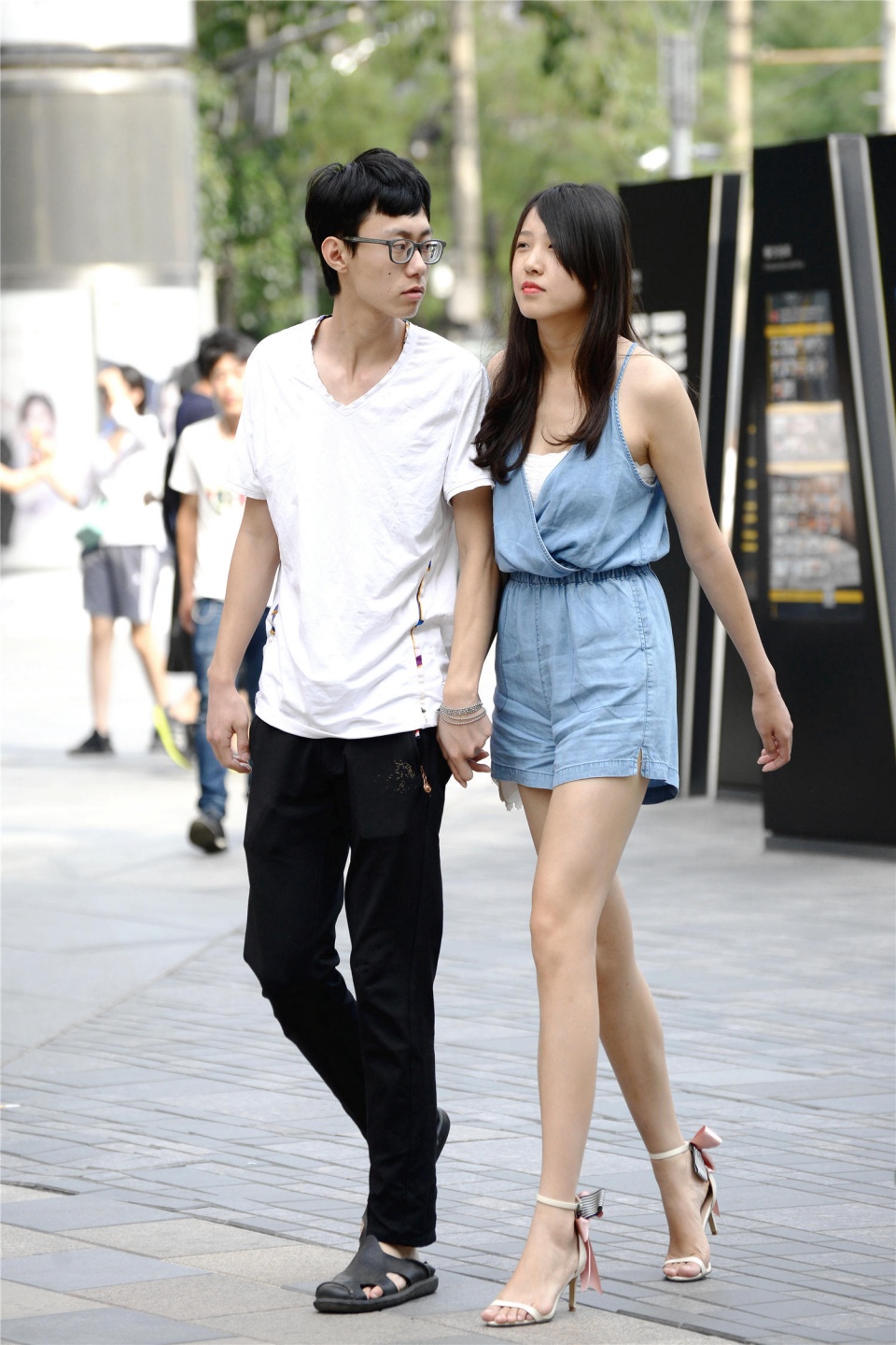 台湾美女街拍：吊带连衣短裤，细高跟穿出秀气美-街拍流行馆