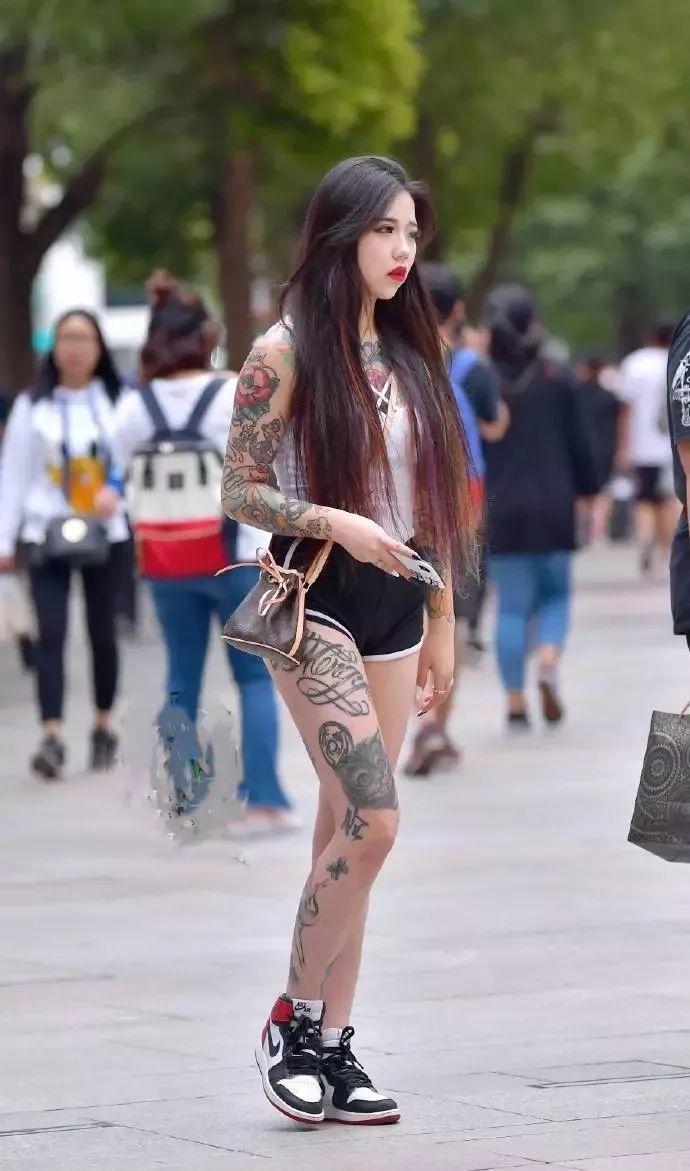 街拍美女：全身纹身一般人hold不住！-街拍流行馆