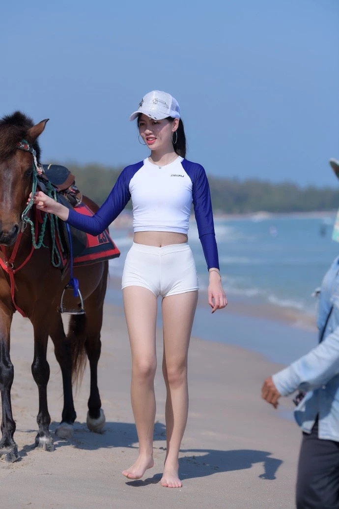 街拍：穿白短裤下面两块肉突出的丰腴极品少女-街拍流行馆