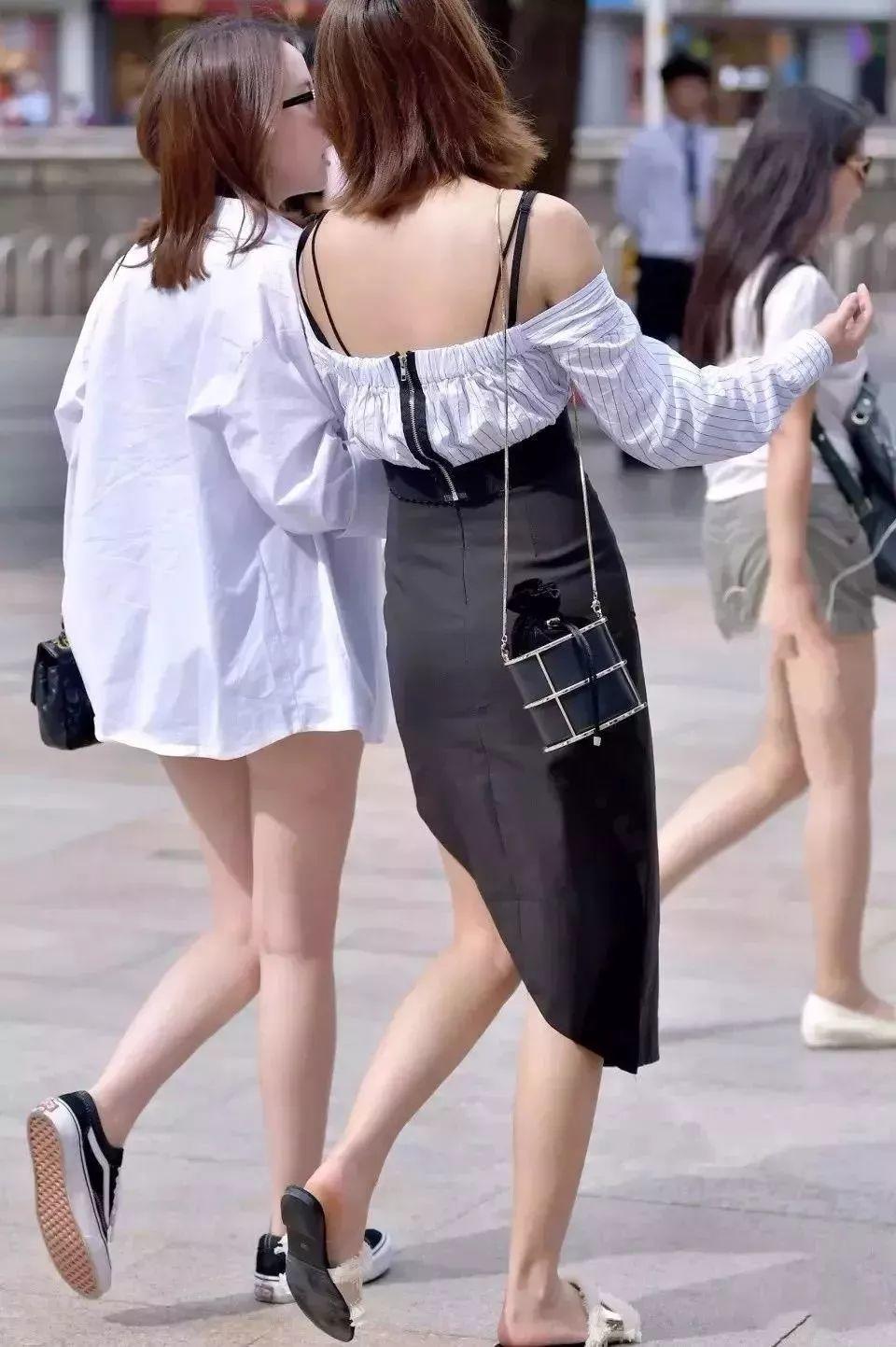魔镜街拍：短裙热裤大方优雅的时尚姐妹花-街拍流行馆